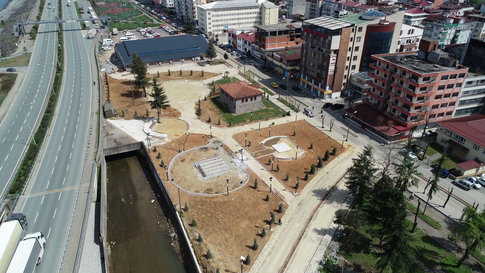 Çok Amaçlı Salon ile Sahil Parkı yenileme çalışmamız