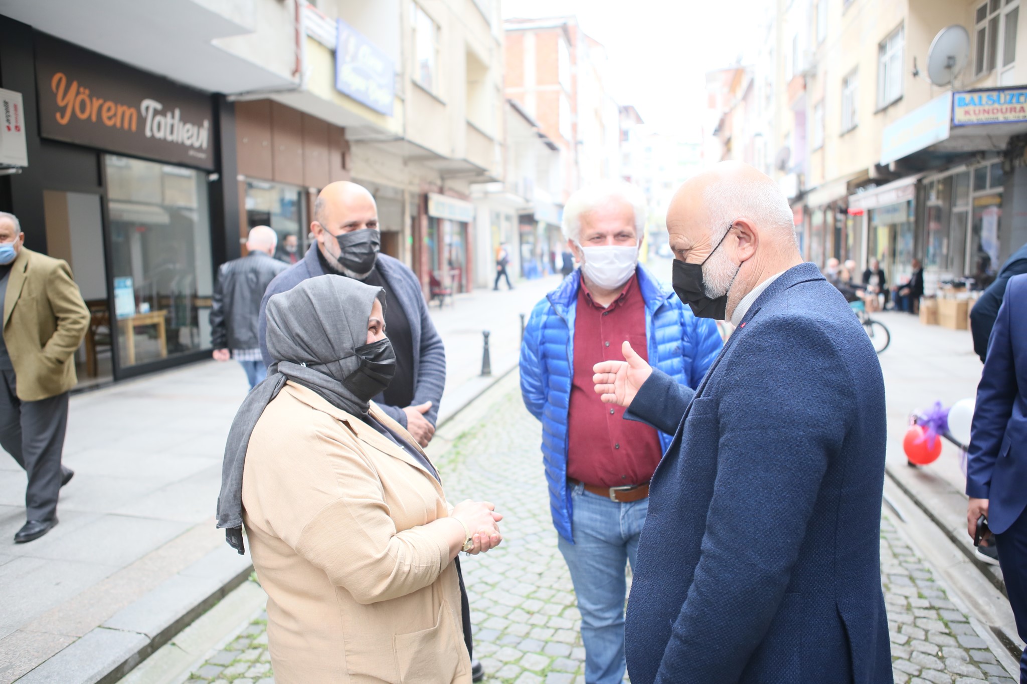Bu zor dönemi birbirimize destek olarak, el birliğiyle aşacağız.