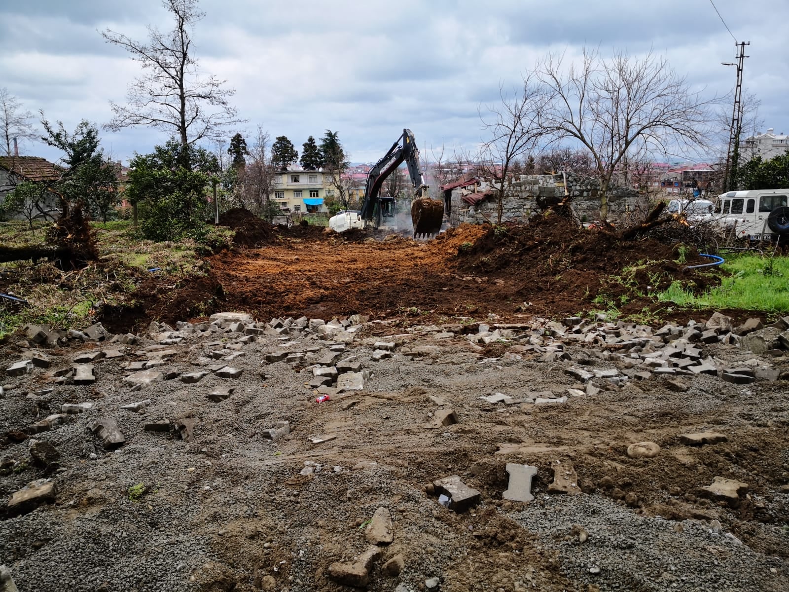 Düz Mahalle, İnönü Caddesi Bağlantı Yolu. 
