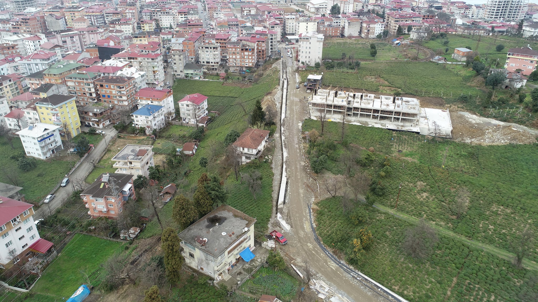 Düz Mahalle, İnönü Caddesi Bağlantı Yolu. 