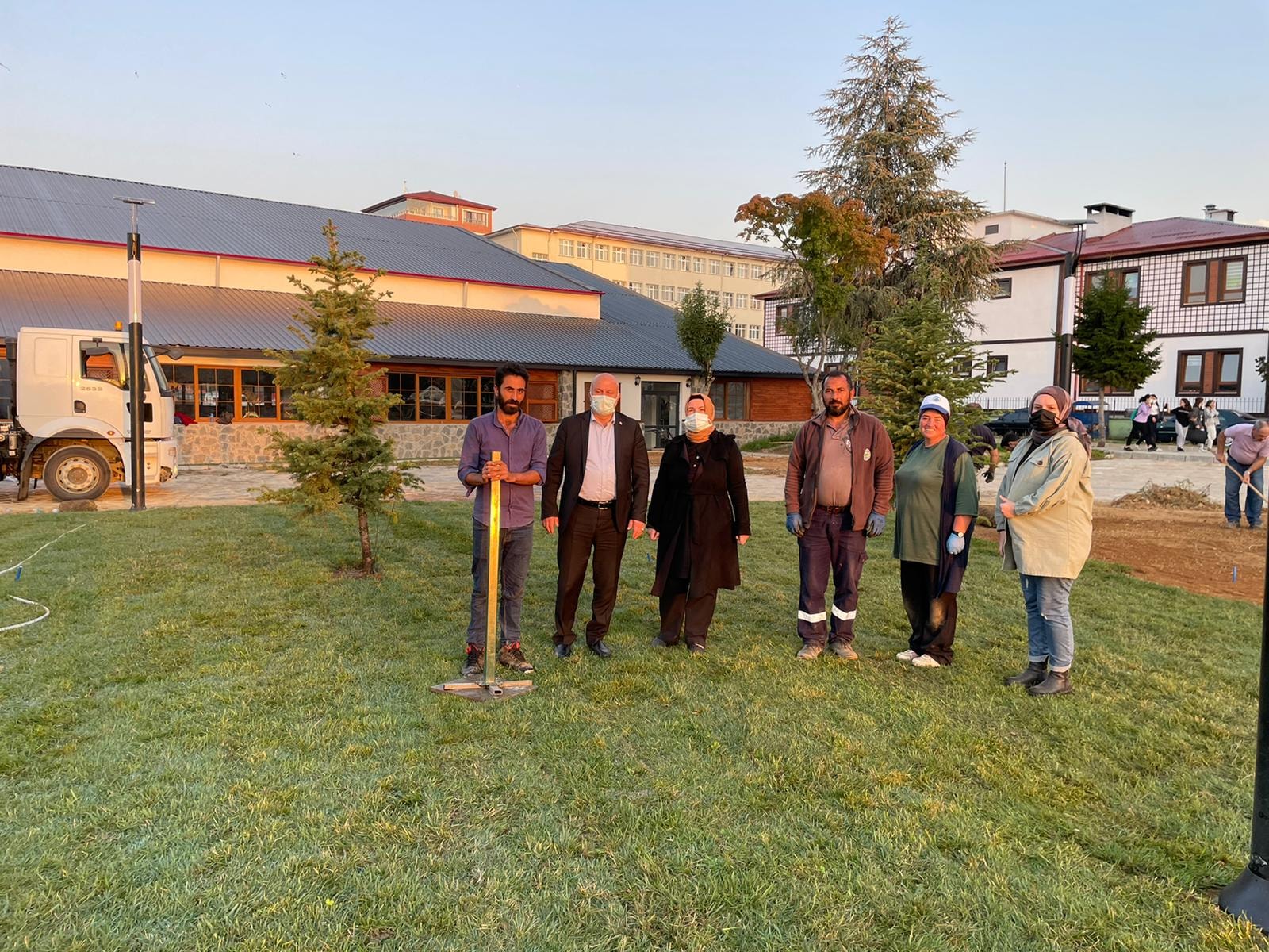 Yeni Sahil Parkımız İçin Çim Seriyoruz