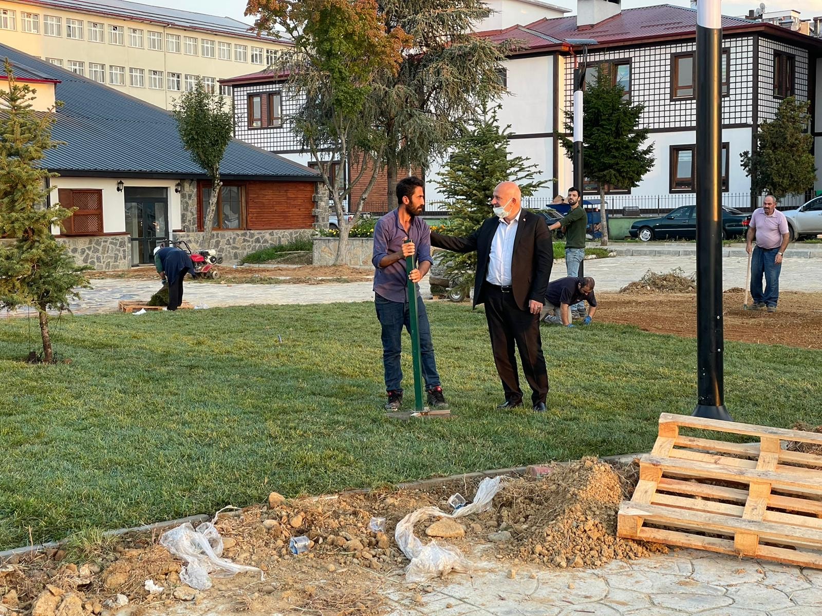 Yeni Sahil Parkımız İçin Çim Seriyoruz