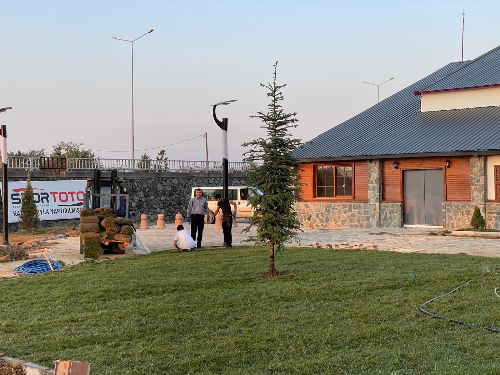 Yeni Sahil Parkımız İçin Çim Seriyoruz