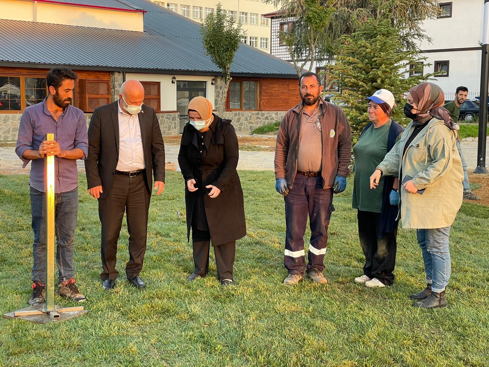 Yeni Sahil Parkımız İçin Çim Seriyoruz