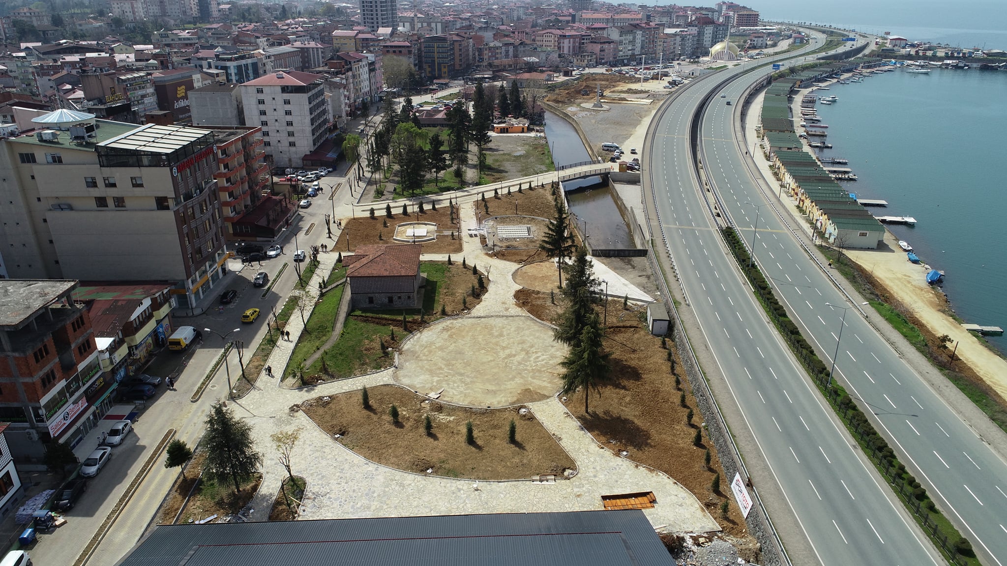 Çok Amaçlı Salon ile Sahil Parkı yenileme çalışmamız