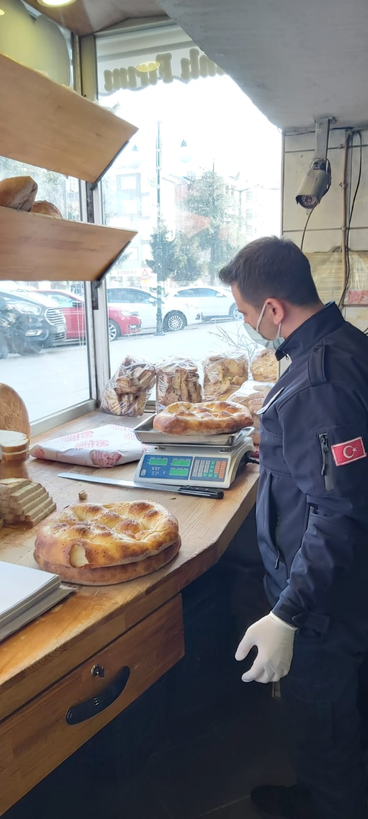 Fırınlarda hijyen, gıda güvenliği ve gramaj denetimi yapmaktayız
