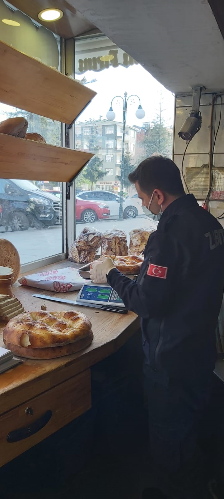 Fırınlarda hijyen, gıda güvenliği ve gramaj denetimi yapmaktayız