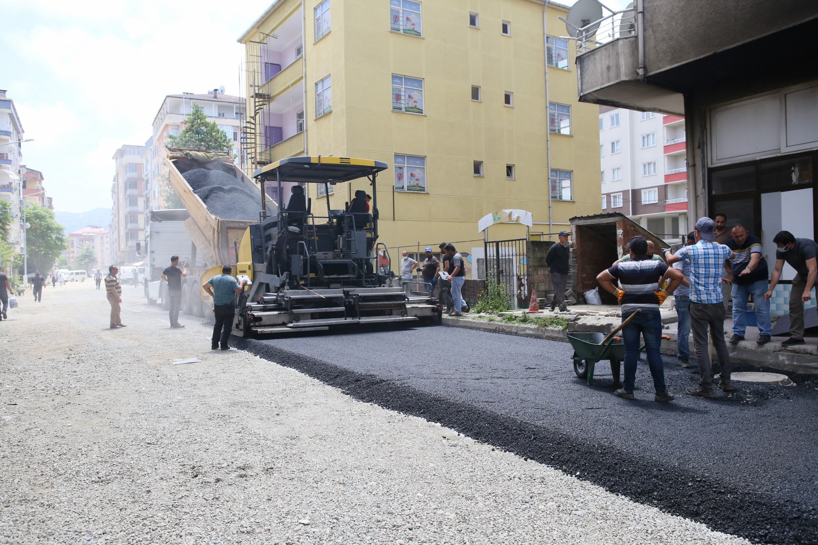Fırtına Mahallesinde asfalt sermeye başladık.
