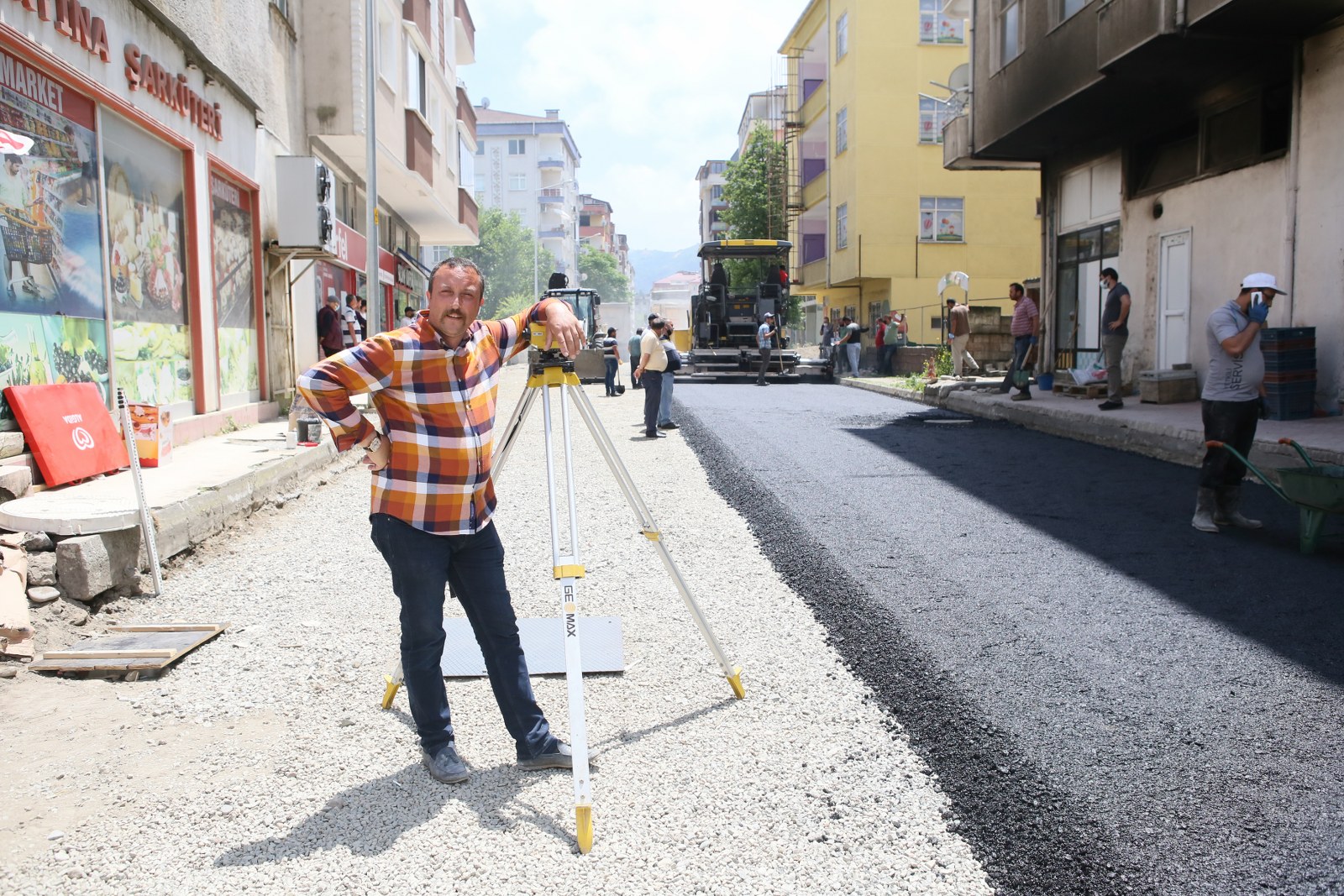 Fırtına Mahallesinde asfalt sermeye başladık.
