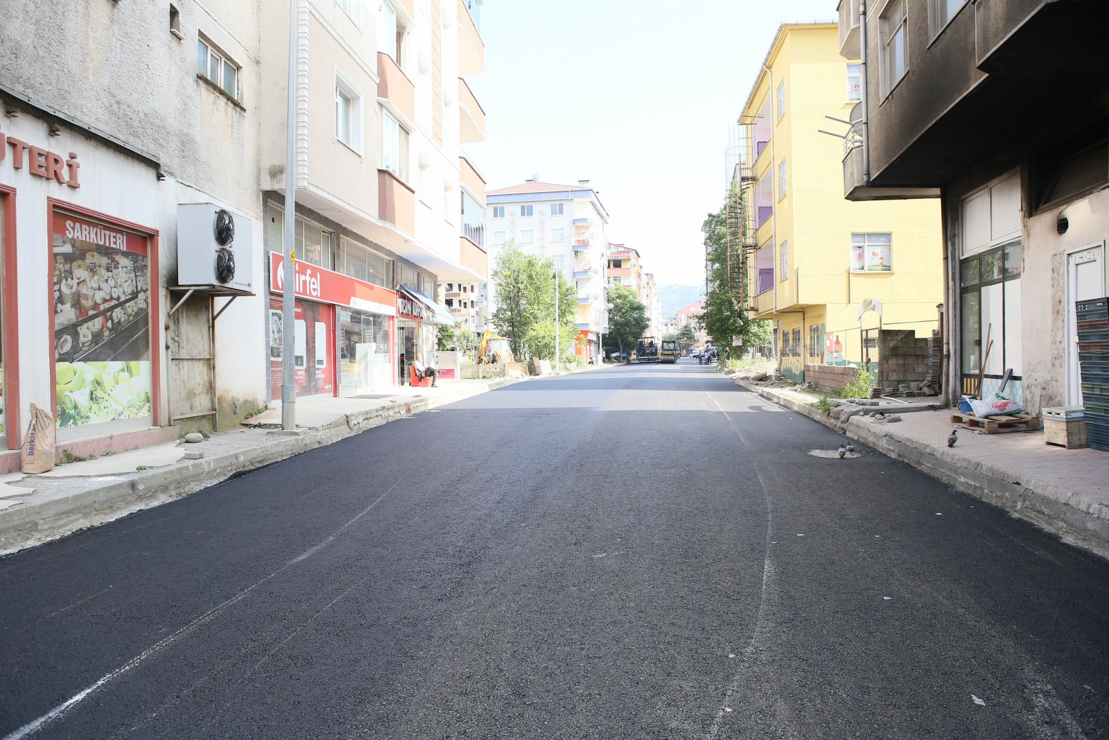 Fırtına Mahallesinde asfalt sermeye başladık.