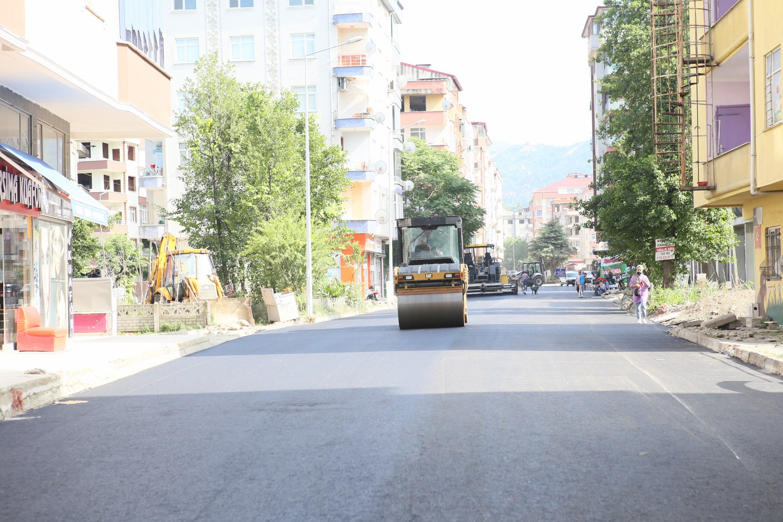 Fırtına Mahallesinde asfalt sermeye başladık.