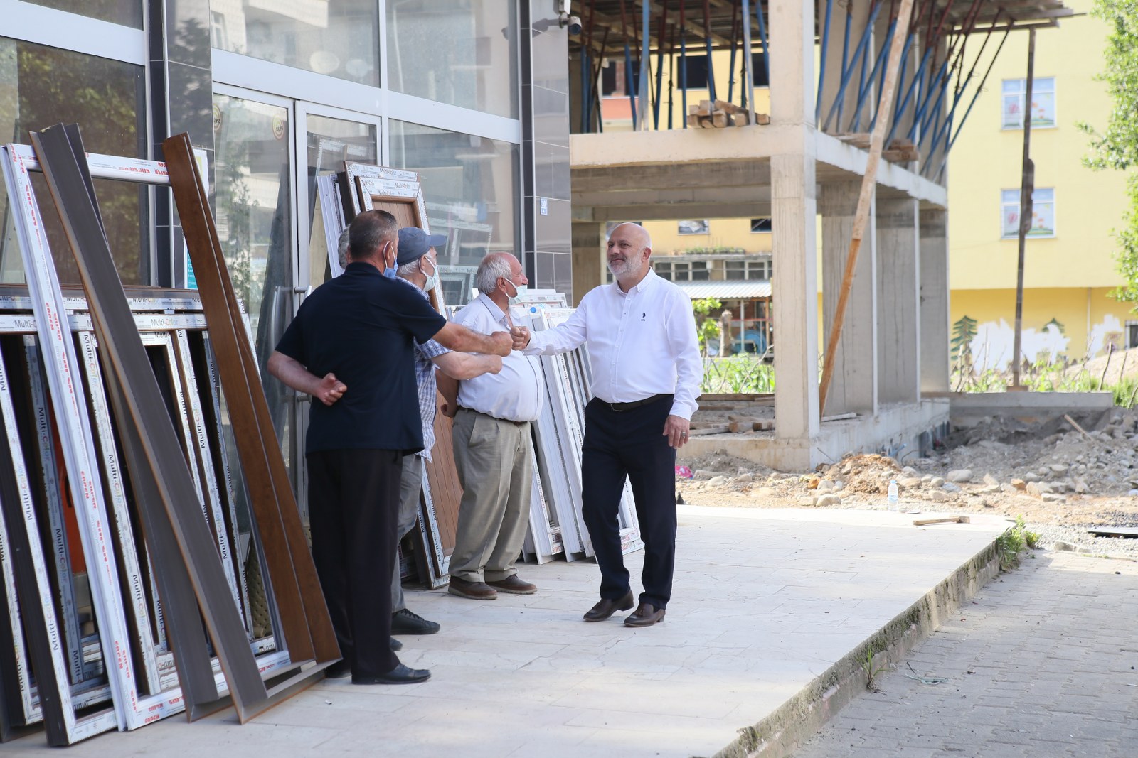 Fırtına Mahallesinde asfalt sermeye başladık.