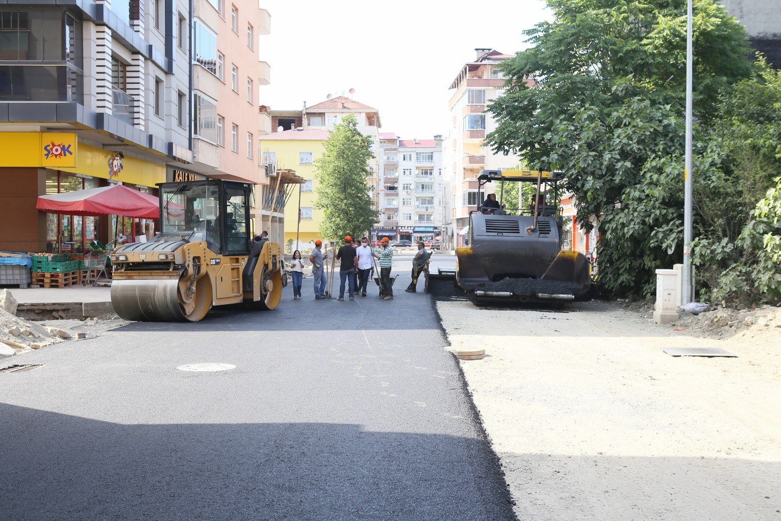 Fırtına Mahallesinde asfalt sermeye başladık.