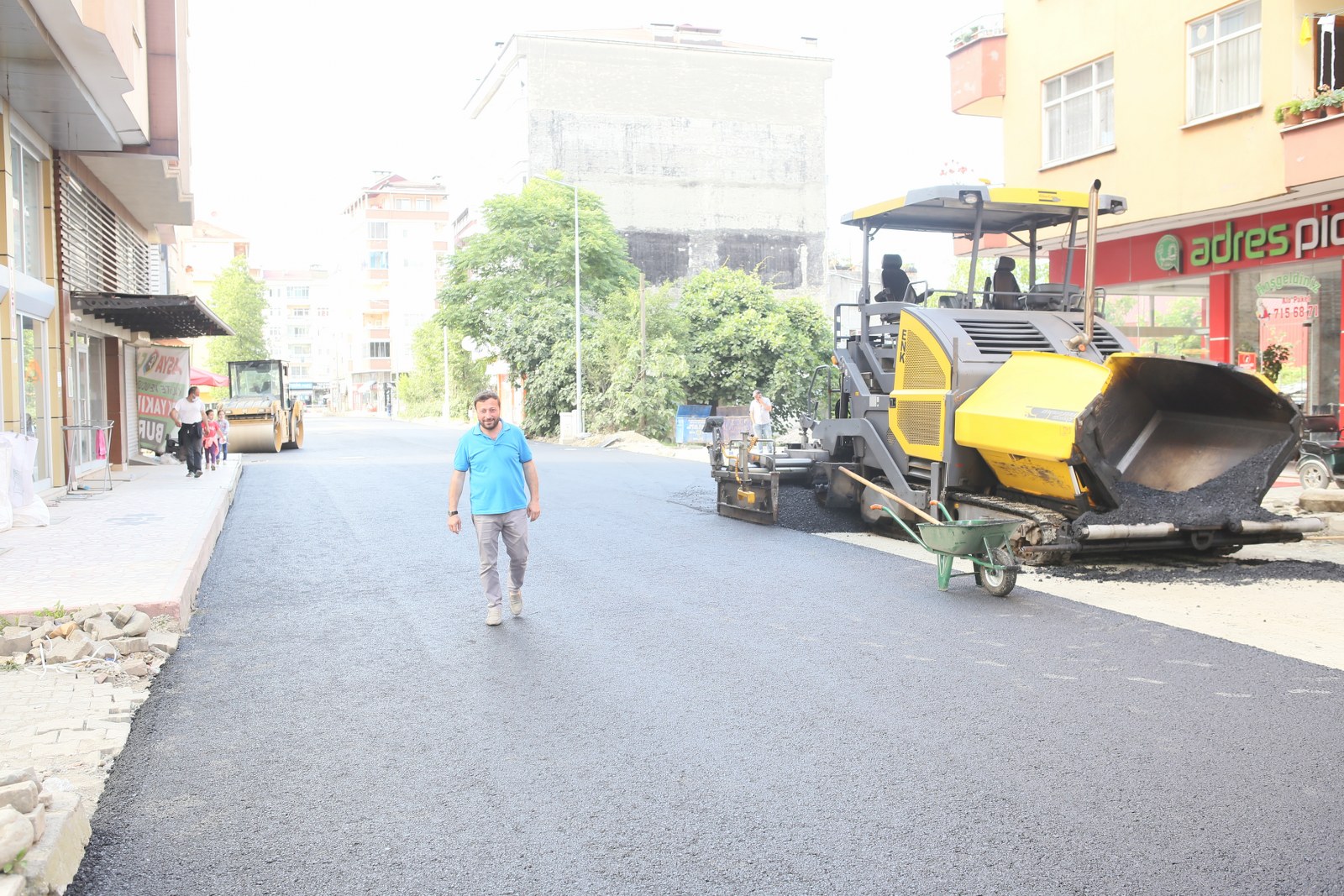 Fırtına Mahallesinde asfalt sermeye başladık.