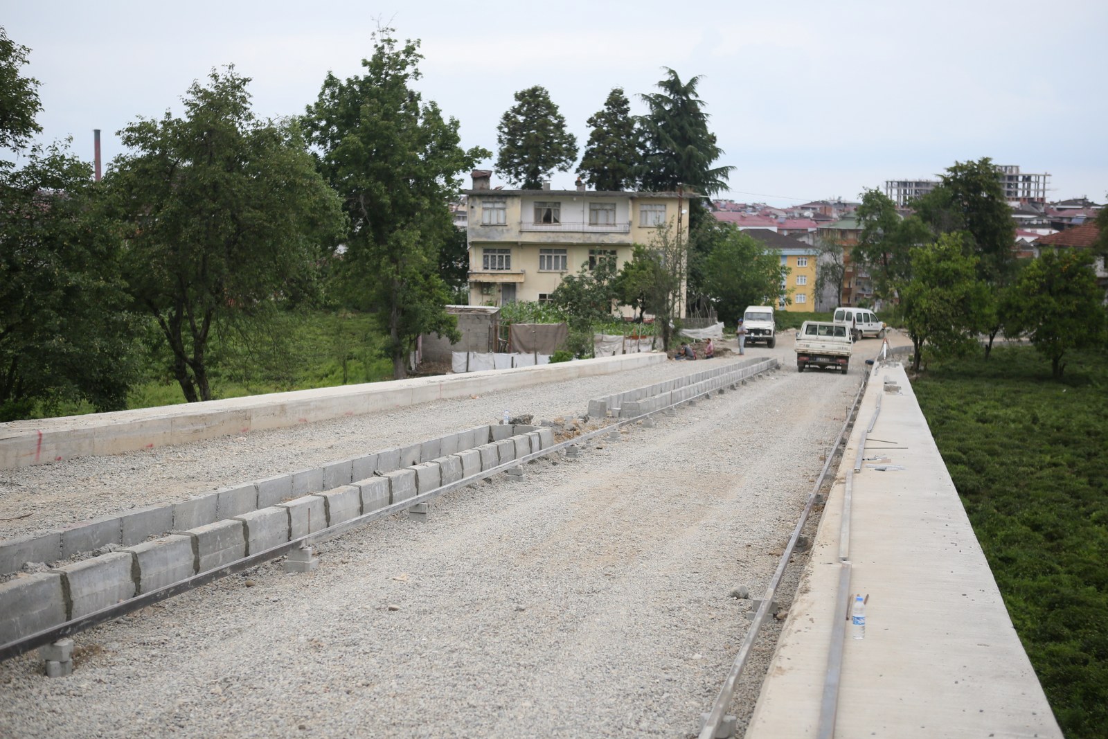 Alt yapısı biten yerlerde üst yapı çalışmalarımıza hız verdik.