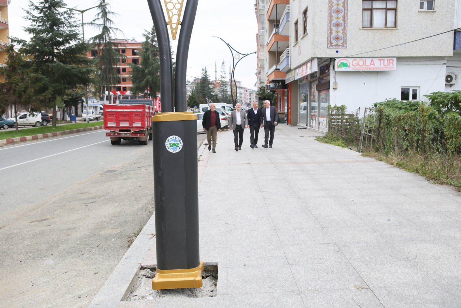 Şehir merkezinde sokak aydınlatma direklerimizi monte etmeye başladık.