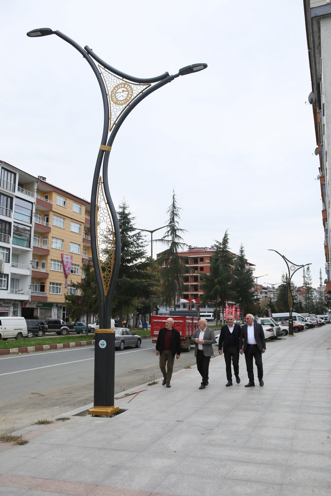 Şehir merkezinde sokak aydınlatma direklerimizi monte etmeye başladık.