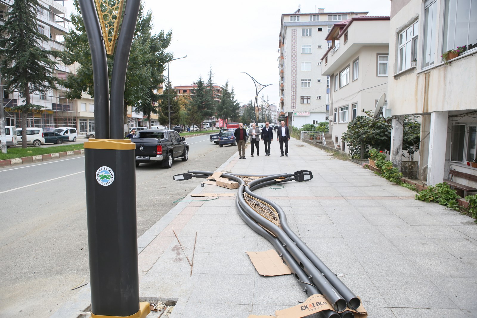 Şehir merkezinde sokak aydınlatma direklerimizi monte etmeye başladık.