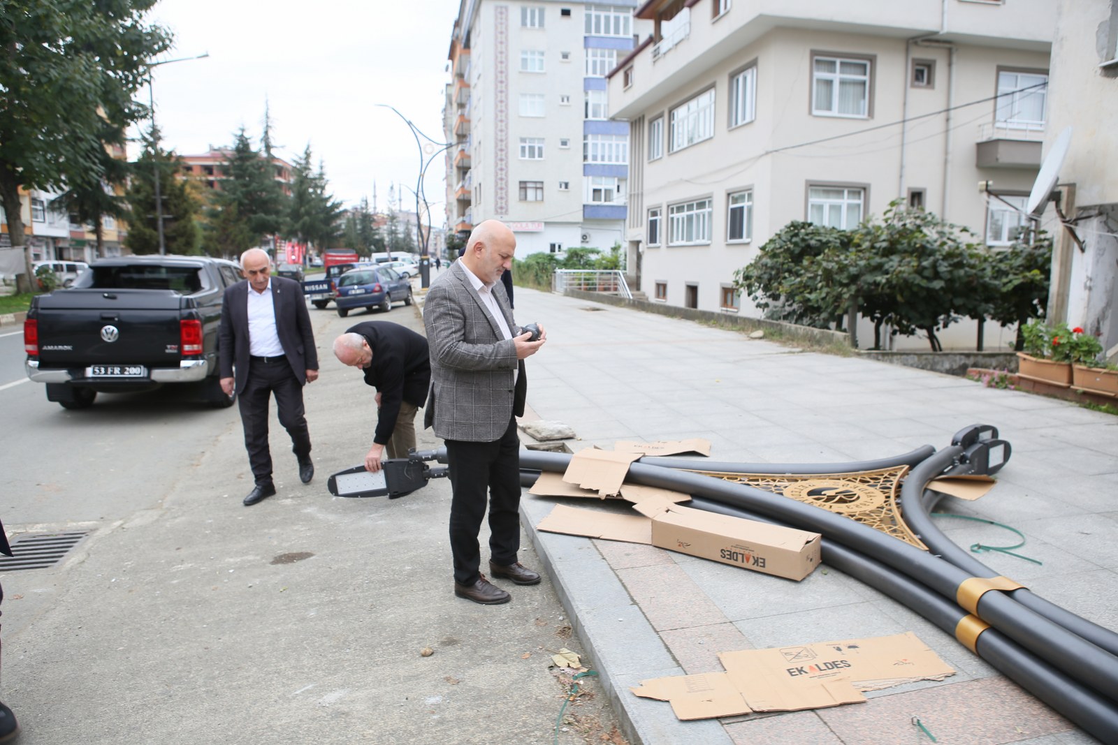 Şehir merkezinde sokak aydınlatma direklerimizi monte etmeye başladık.