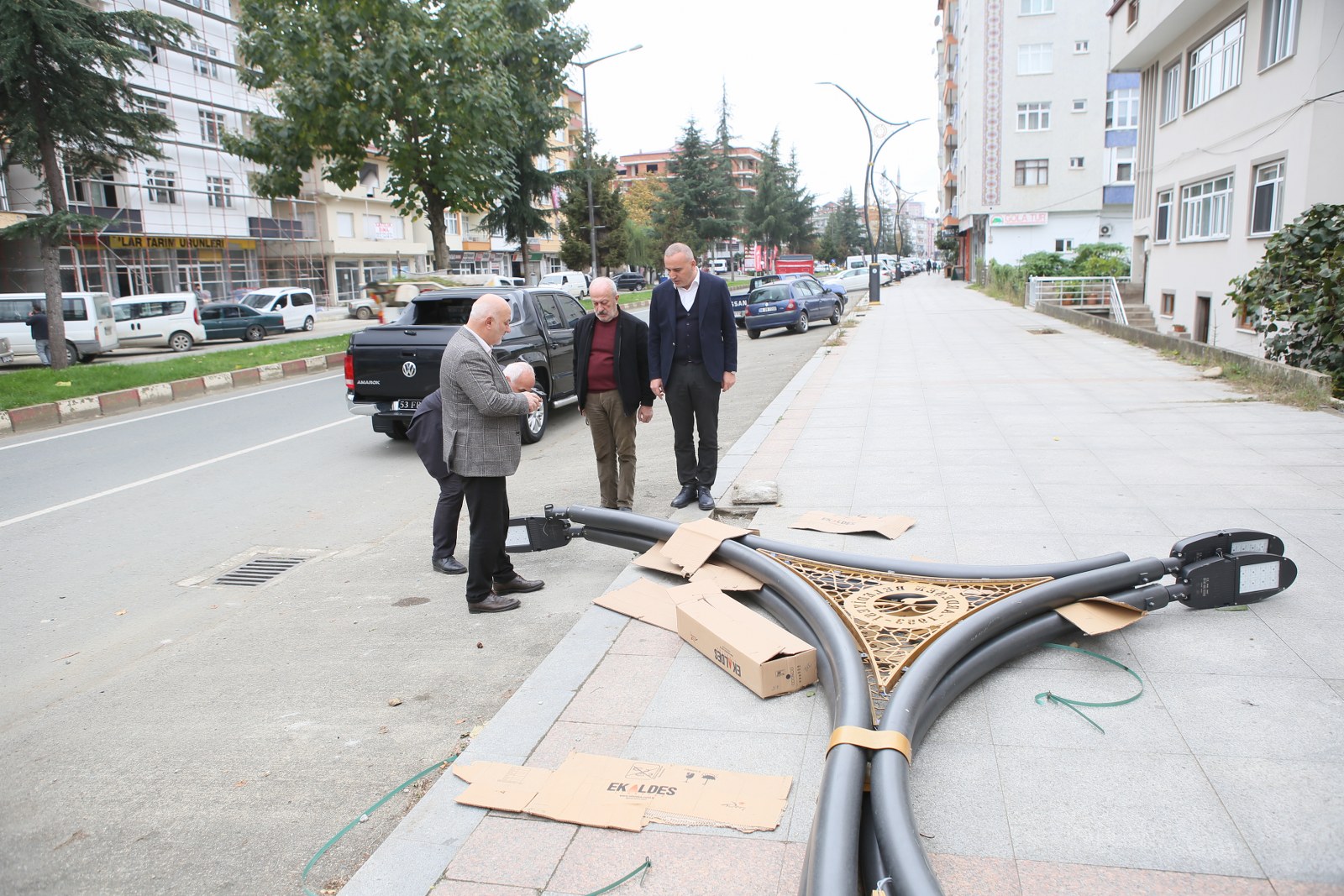 Şehir merkezinde sokak aydınlatma direklerimizi monte etmeye başladık.