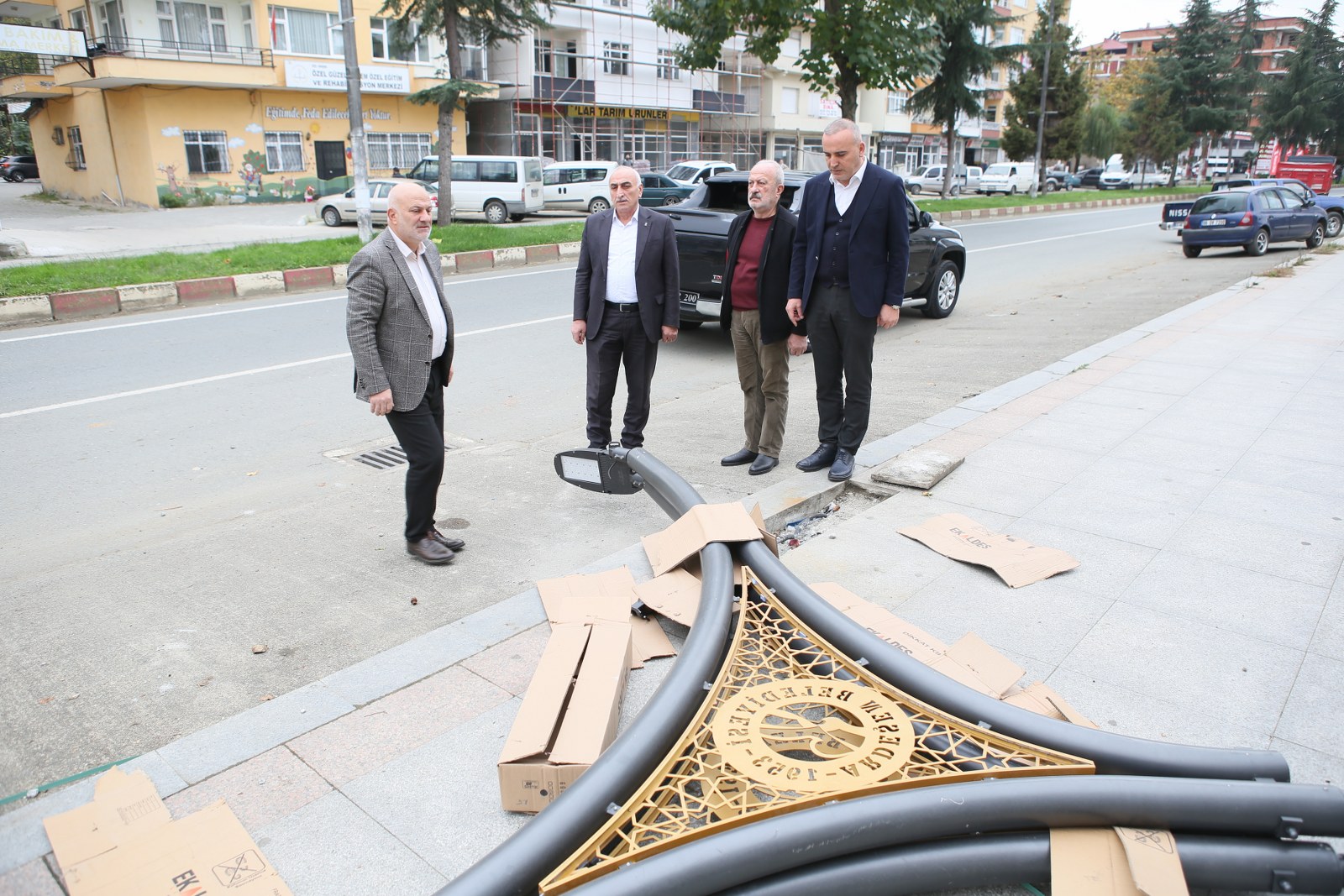 Şehir merkezinde sokak aydınlatma direklerimizi monte etmeye başladık.