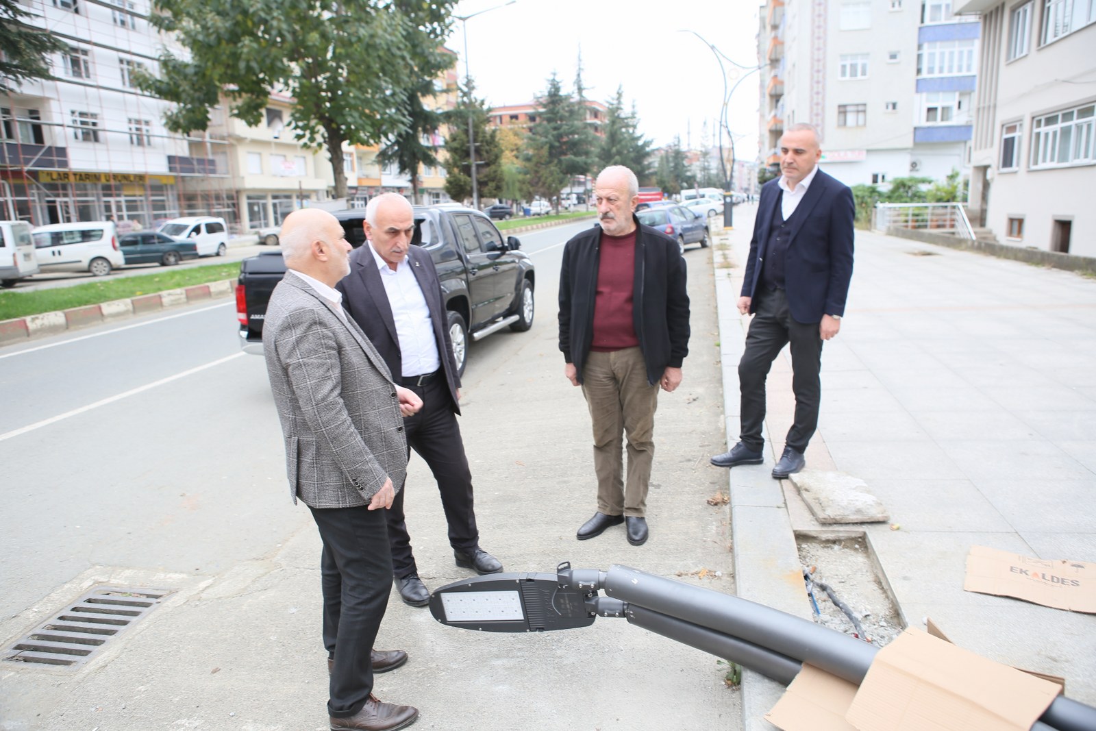 Şehir merkezinde sokak aydınlatma direklerimizi monte etmeye başladık.