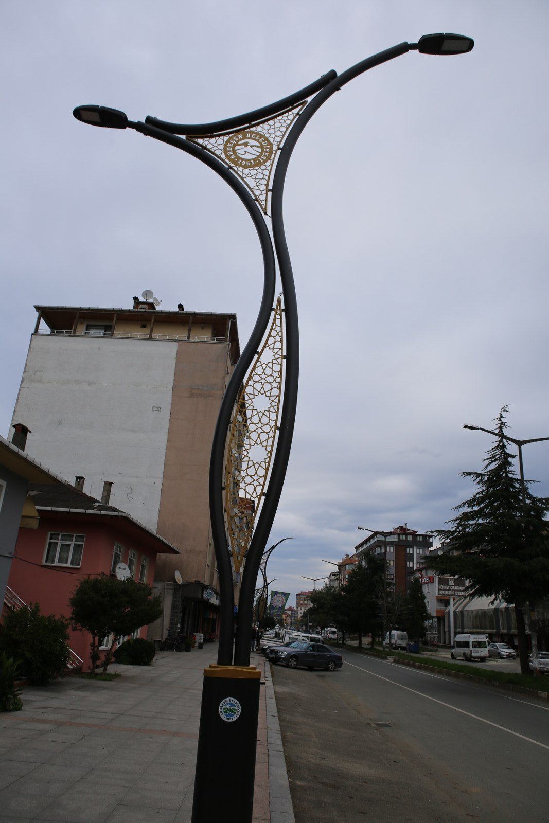 Şehir merkezinde sokak aydınlatma direklerimizi monte etmeye başladık.