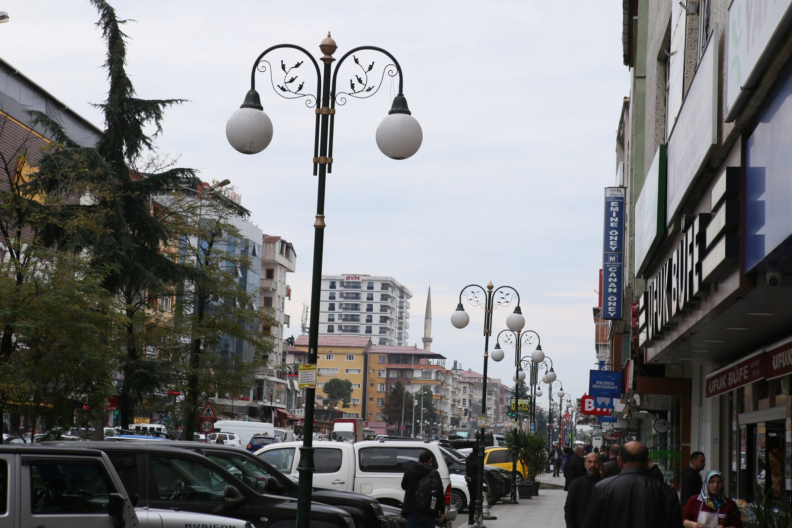 Şehir merkezinde sokak aydınlatma direklerimizi monte etmeye başladık.