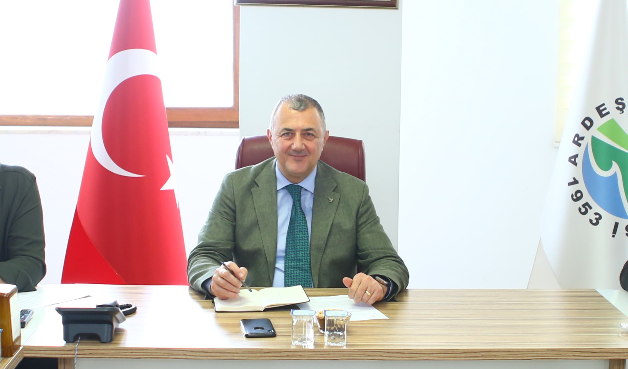 Ardeşen için 'bende varım' diyorsan, ikametini Ardeşen'e taşı. 