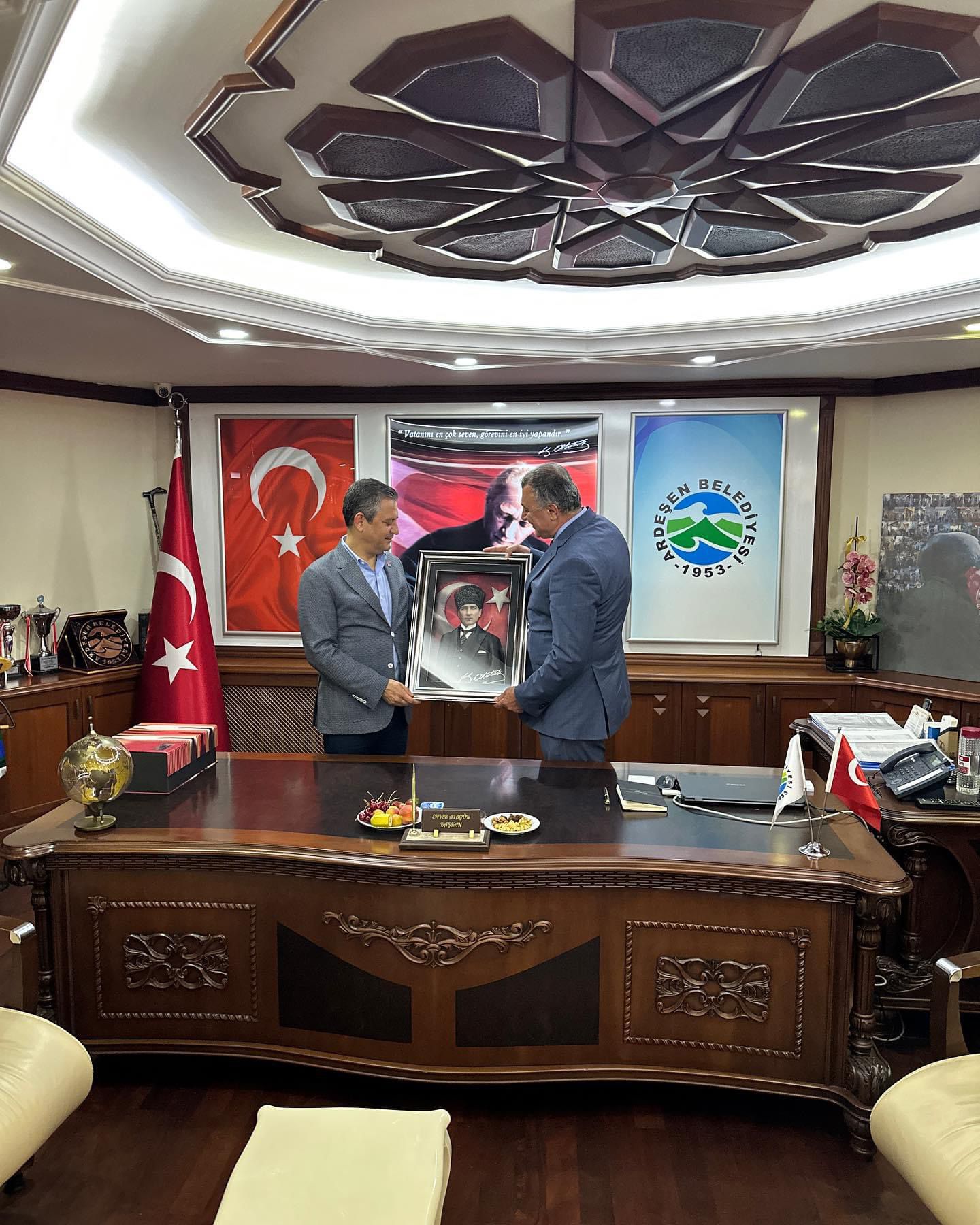 CHP Genel Başkanı Özgür Özel’den Belediye Başkanımız Enver Atagün’e Tebrik Ziyareti