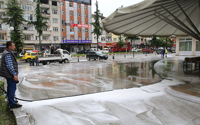 Ardeşen’de Camiler İlaçlanarak Dezenfekte Ediliyor