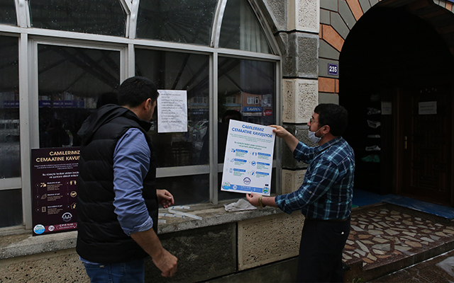 Ardeşen’de Camiler İlaçlanarak Dezenfekte Ediliyor