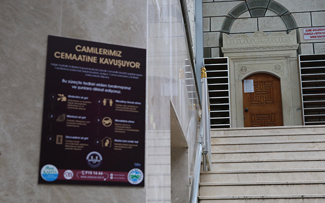 Ardeşen’de Camiler İlaçlanarak Dezenfekte Ediliyor