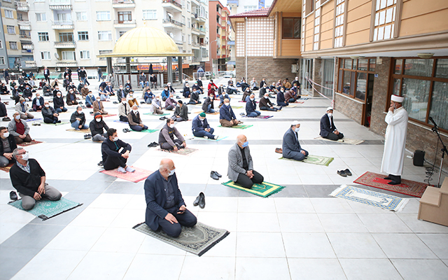 Normalleşme Sürecinde Cemaatle İlk Cuma Namazı