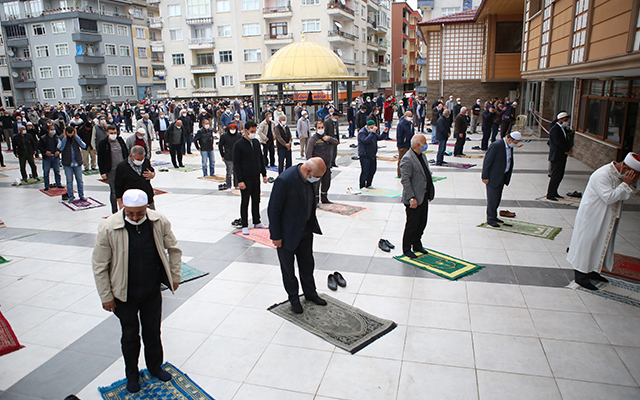 Normalleşme Sürecinde Cemaatle İlk Cuma Namazı