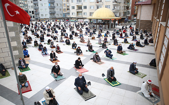 Normalleşme Sürecinde Cemaatle İlk Cuma Namazı