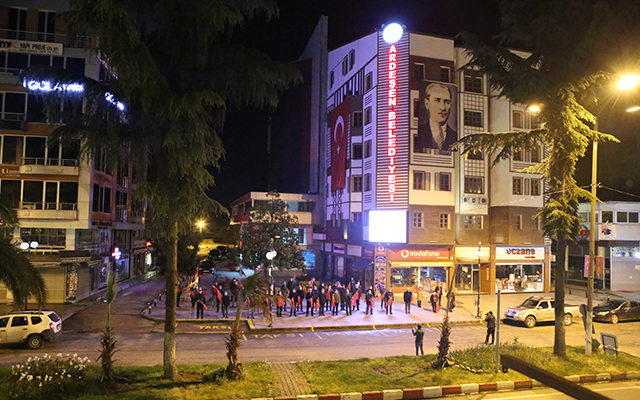 Hep Bir Ağızdan istiklal Marşı Okudular
