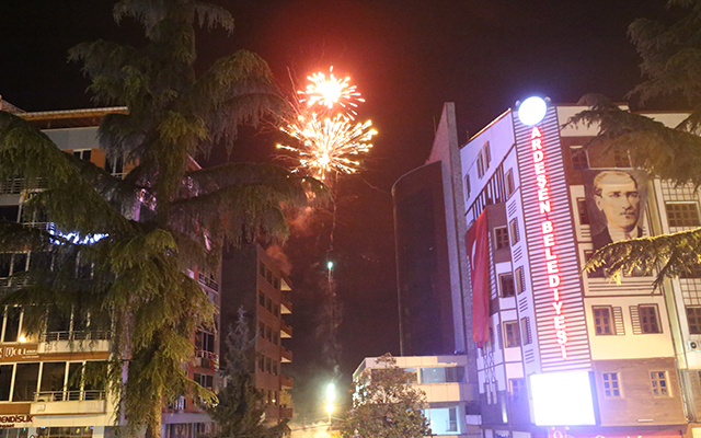 Hep Bir Ağızdan istiklal Marşı Okudular