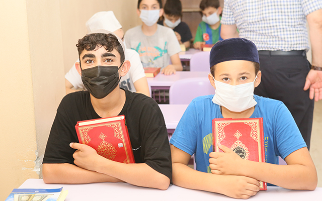 Sizin en hayırlınız, Kur’an’ı öğrenen ve öğretendir. 