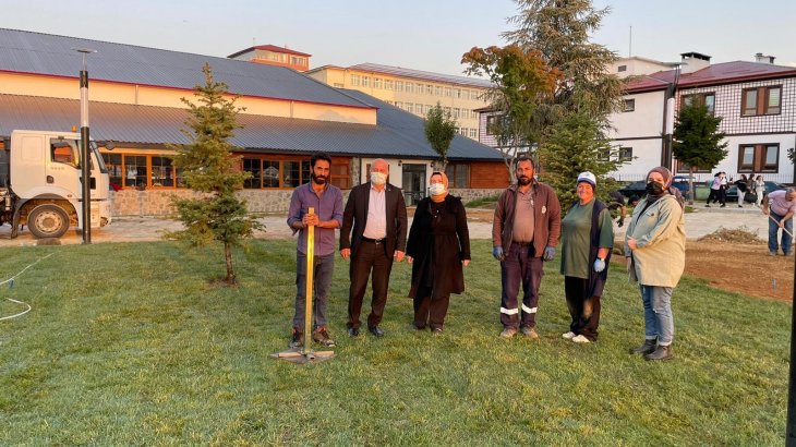 Yeni Sahil Parkımız İçin Çim Seriyoruz