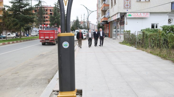 Şehir merkezinde sokak aydınlatma direklerimizi monte etmeye başladık.