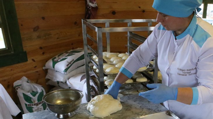 Ardeşen Yöresel Lezzetler Fırınında Hamur Maya İle Buluştu Lezzete Dönüştü.