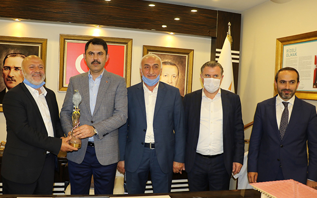 İlçenin En İşlek Caddelerde Bulunan Eski Yapıların Ön Yüzü Değişiyor