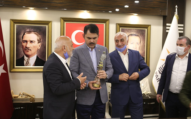 İlçenin En İşlek Caddelerde Bulunan Eski Yapıların Ön Yüzü Değişiyor